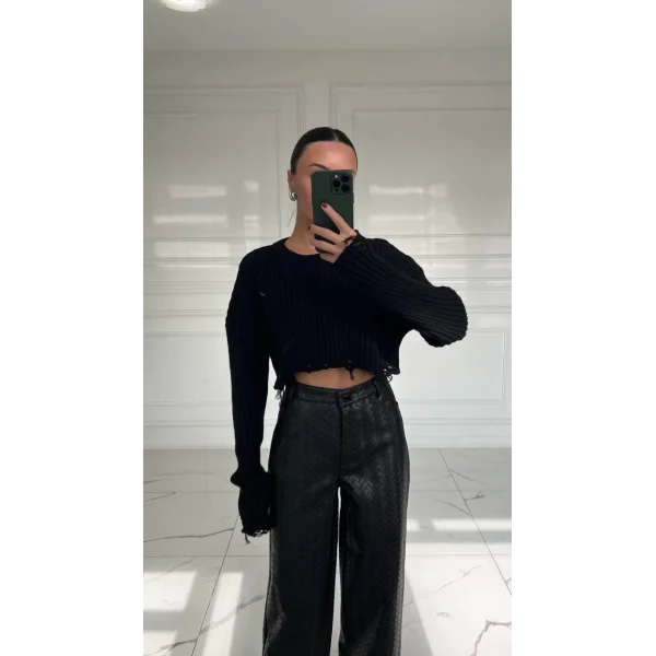 SİYAH RENK YIRTIK DETAYLI KISA KAZAK