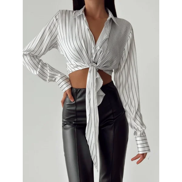 BEYAZ ÜZERİNE SİYAH ÇİZGİLİ GÖMLEK