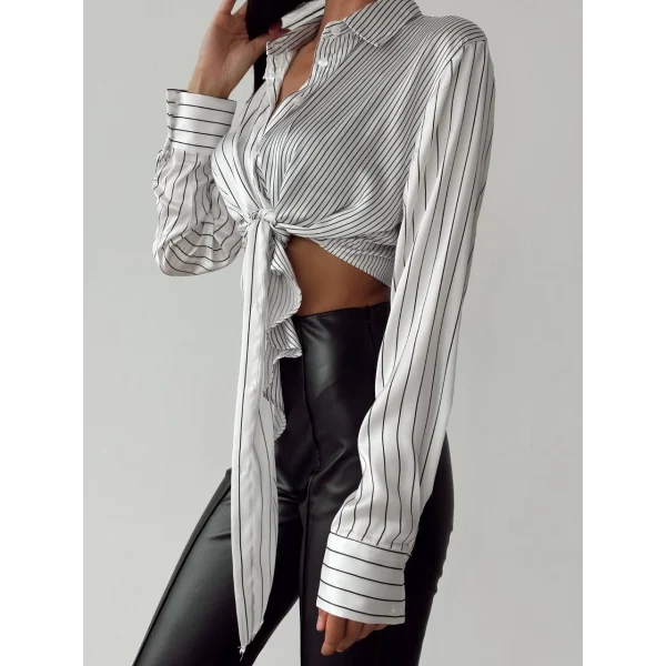 BEYAZ ÜZERİNE SİYAH ÇİZGİLİ GÖMLEK