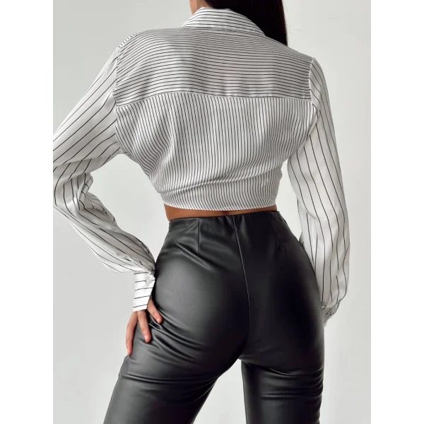 BEYAZ ÜZERİNE SİYAH ÇİZGİLİ GÖMLEK