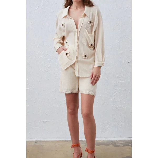 DENİZ KABUĞU İŞLEMELİ KETEN GÖMLEK EKRU