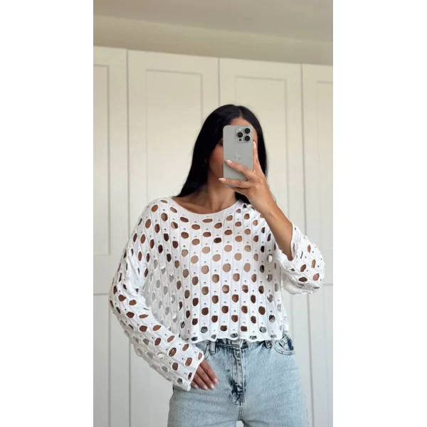 BEYAZ DELİKLİ TRİKO KAZAK