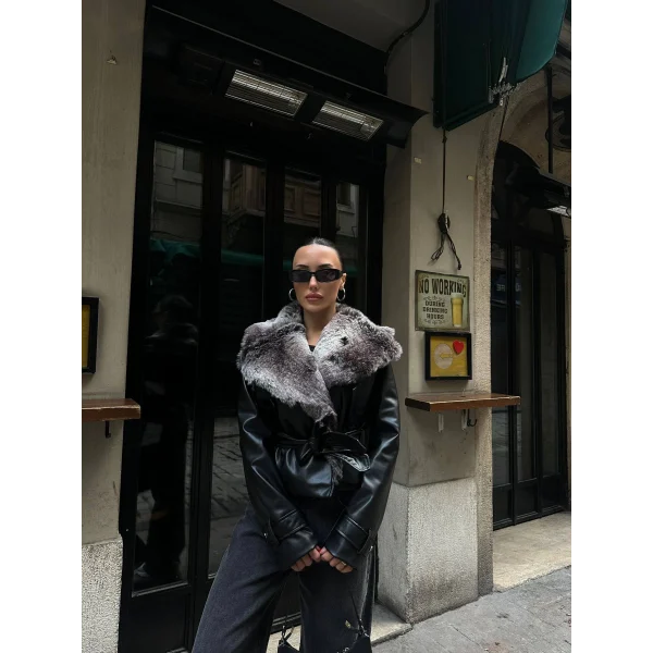 Siyah Yakası Kürk Detaylı Deri Ceket