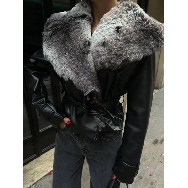 Siyah Yakası Kürk Detaylı Deri Ceket