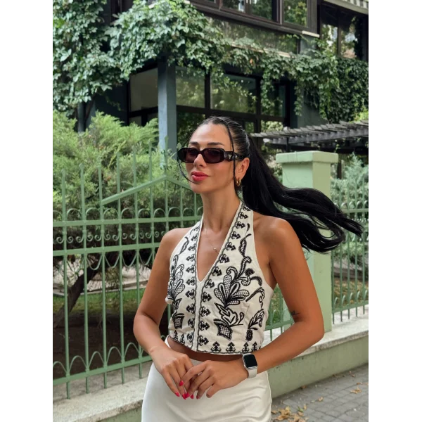 SIRT DEKOLTELİ NAKIŞLI BLUZ