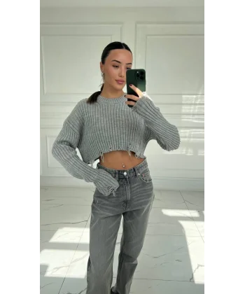 GRİ RENK YIRTIK DETAYLI KISA KAZAK