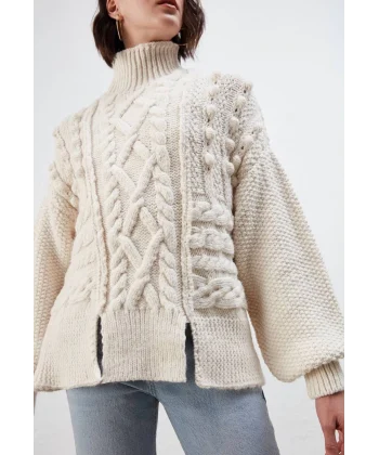 Saç Örgü Yırtmaç Detaylı Krem Kazak