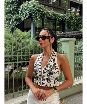 SIRT DEKOLTELİ NAKIŞLI BLUZ