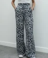 GRİ LEOPAR DESENLİ DÖKÜMLÜ PANTOLON