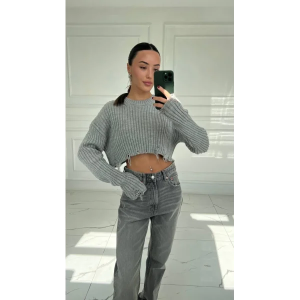 GRİ RENK YIRTIK DETAYLI KISA KAZAK