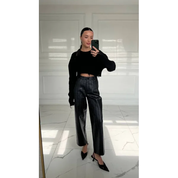 SİYAH RENK YIRTIK DETAYLI KISA KAZAK