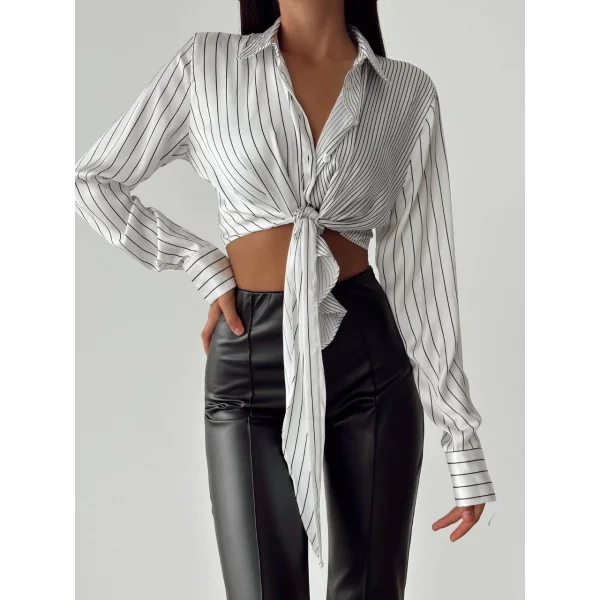 BEYAZ ÜZERİNE SİYAH ÇİZGİLİ GÖMLEK