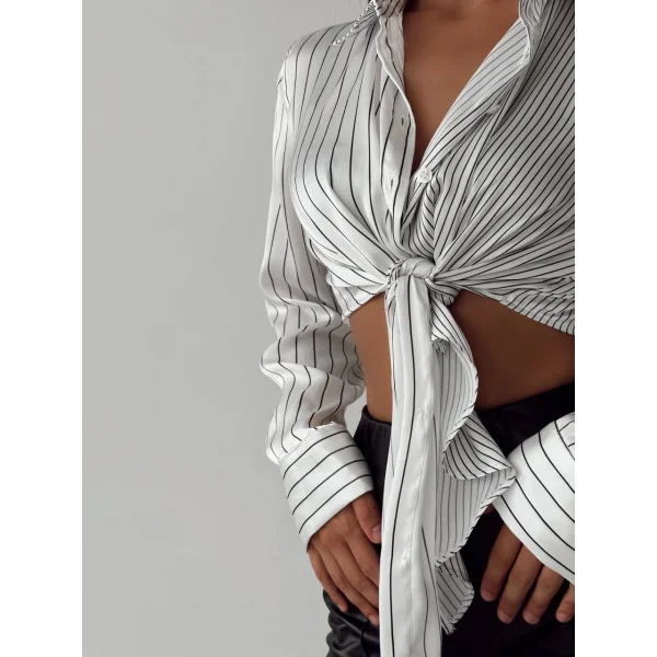 BEYAZ ÜZERİNE SİYAH ÇİZGİLİ GÖMLEK