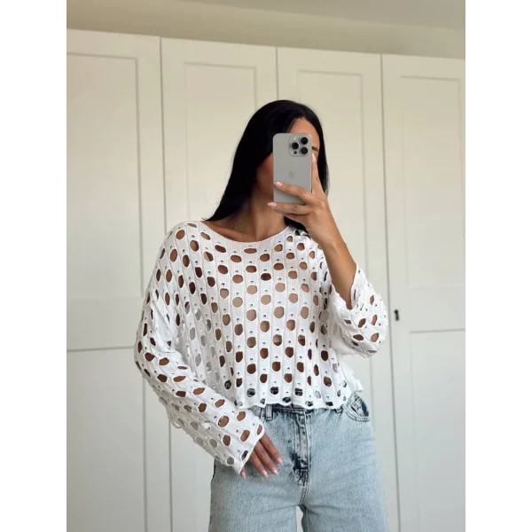 BEYAZ DELİKLİ TRİKO KAZAK