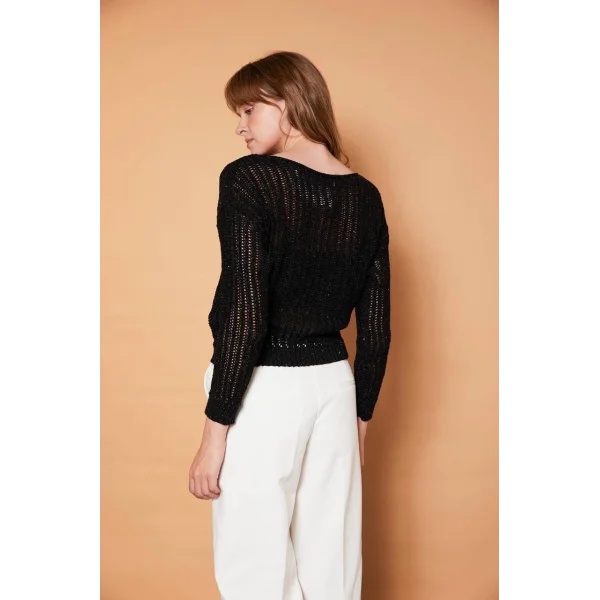 KAYIK YAKA PULLU SİYAH TRİKO KAZAK