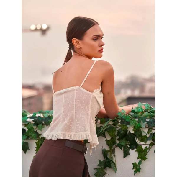 Fiyonk Detaylı Dantel Bluz