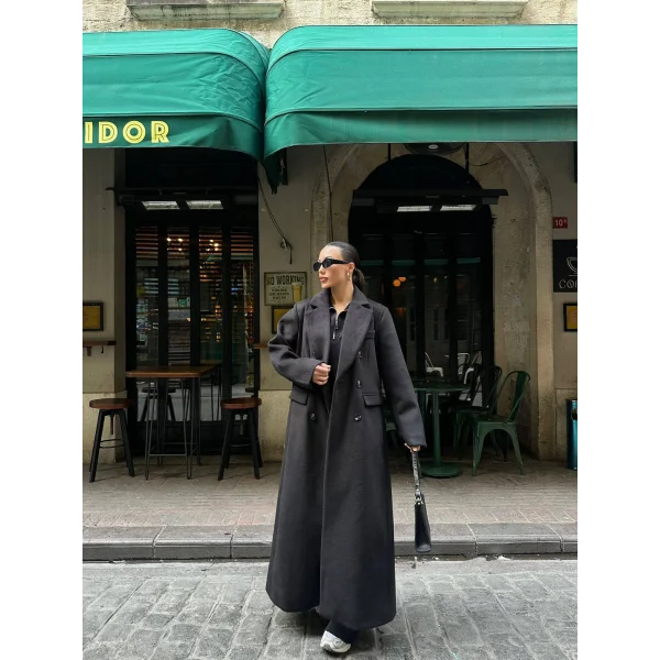 Siyah Düğme Kapamalı Uzun Yün Kaban