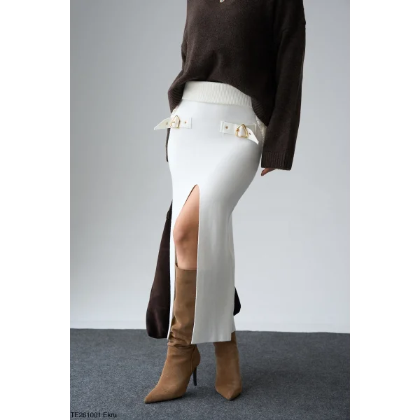 Toka Detaylı Yırtmaçlı Triko Beyaz Etek