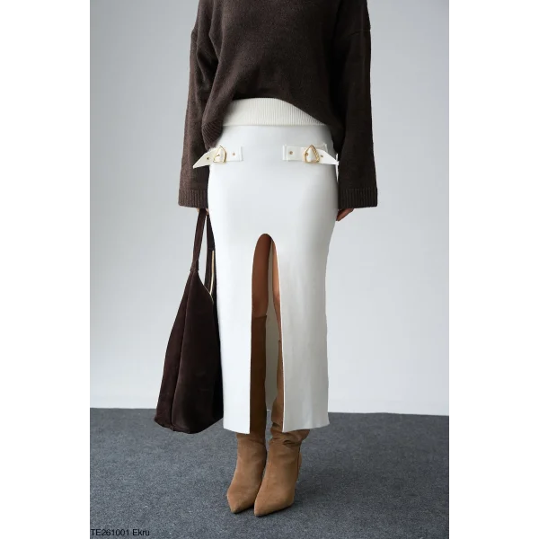 Toka Detaylı Yırtmaçlı Triko Beyaz Etek