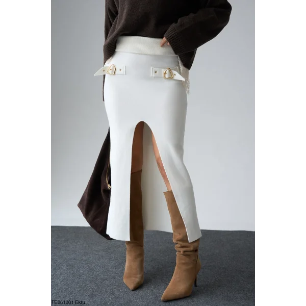 Toka Detaylı Yırtmaçlı Triko Beyaz Etek