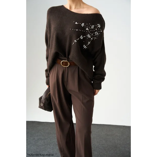 Omuzdan Taşlı Kahverengi Kazak