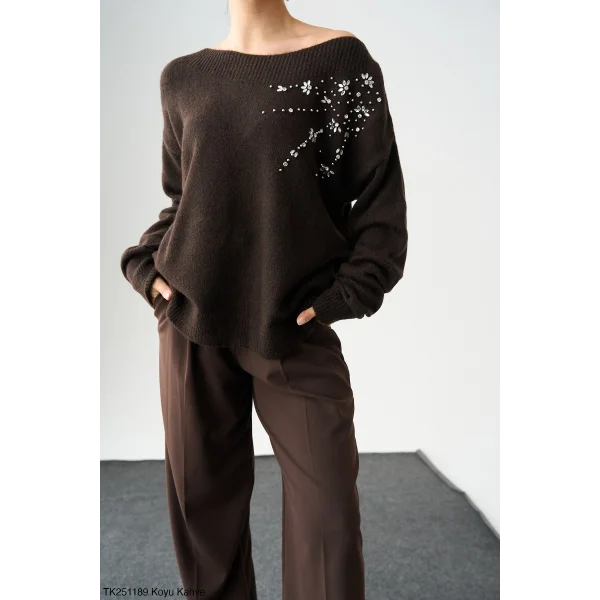 Omuzdan Taşlı Kahverengi Kazak