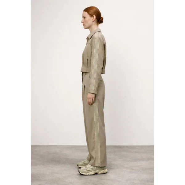 Ön Pileli Şeritli Crop Ceket Bej