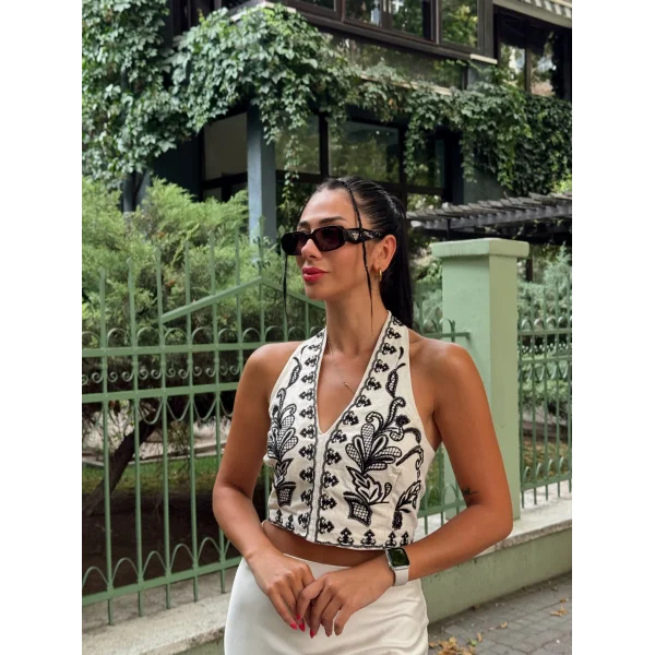 SIRT DEKOLTELİ NAKIŞLI BLUZ