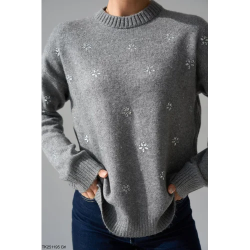 Çiçek Taşlı Triko Gri Kazak