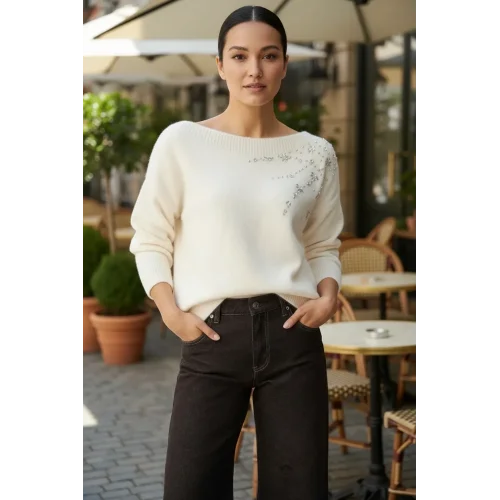 Omuzdan Taşlı Bej Kazak