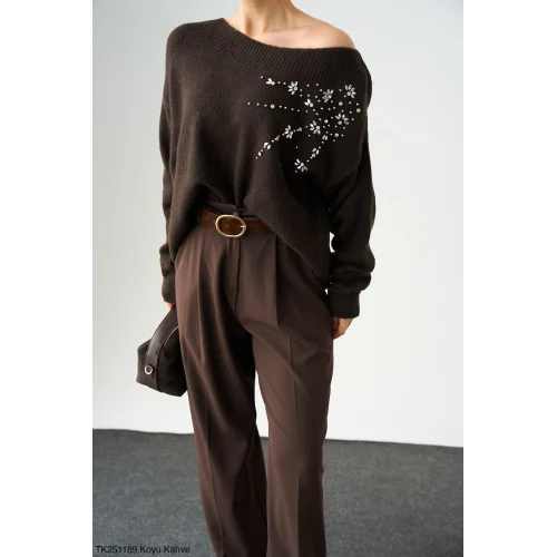 Omuzdan Taşlı Kahverengi Kazak