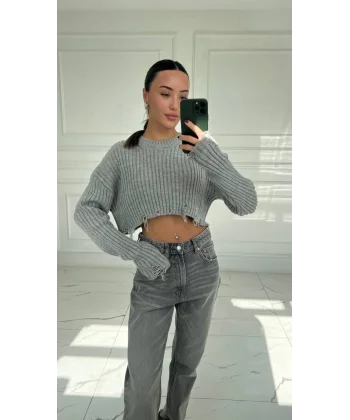 GRİ RENK YIRTIK DETAYLI KISA KAZAK