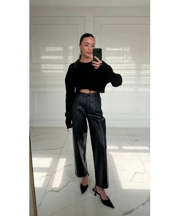 SİYAH RENK YIRTIK DETAYLI KISA KAZAK