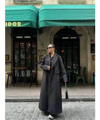 Siyah Düğme Kapamalı Uzun Yün Kaban