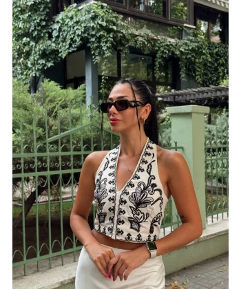 SIRT DEKOLTELİ NAKIŞLI BLUZ