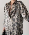 PARILTI BENEKLİ DESEN GÖMLEK VİZON