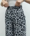 GRİ LEOPAR DESENLİ DÖKÜMLÜ PANTOLON