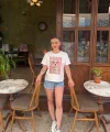 Önü Boncuk Nakış Detaylı Dogue Yazılı Beyaz Tshirt