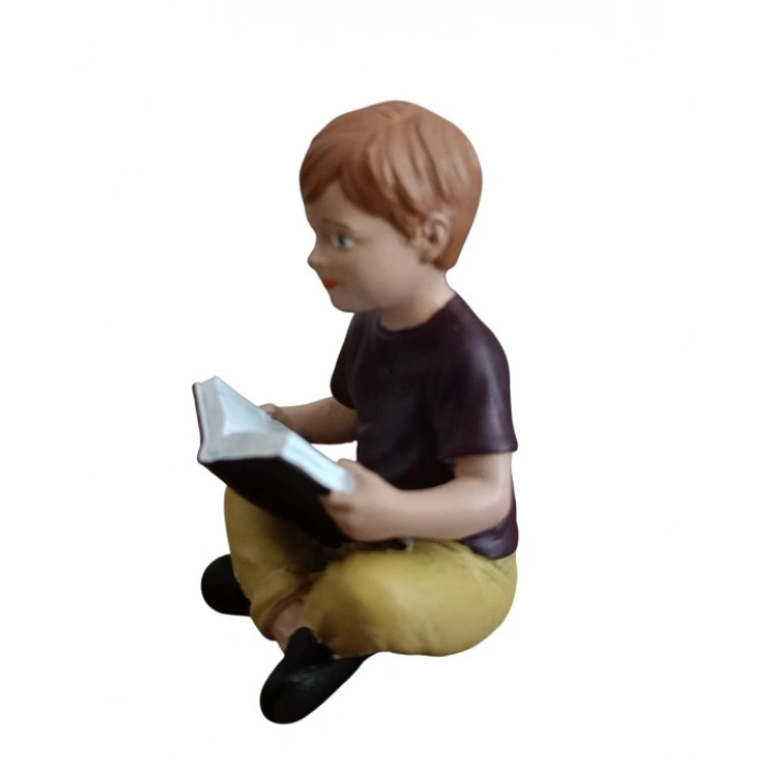 Kitap Okuyan Çocuk