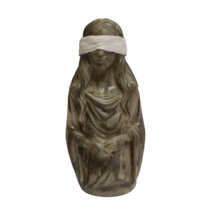 Gözleri Bağlı Kadın