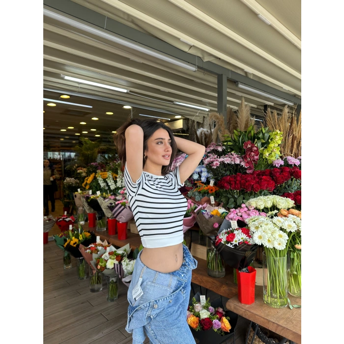 Beyaz Çizgili Manşet Detay T-Shirt