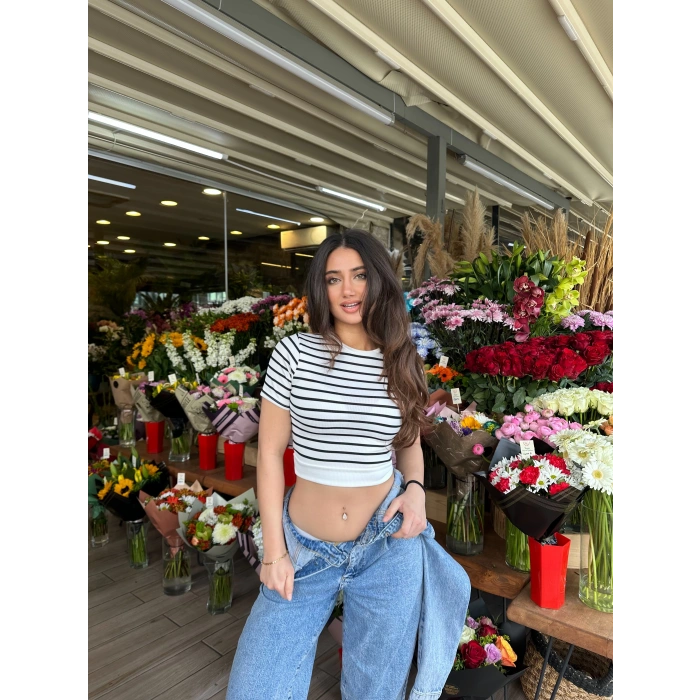 Beyaz Çizgili Manşet Detay T-Shirt