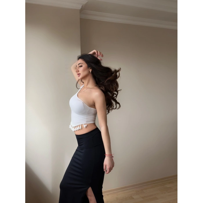 Beyaz Püskül Detay Bluz