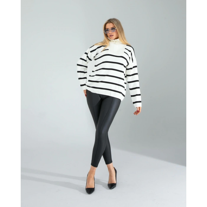 Beyaz Dik Yaka Çizgili Triko Kazak