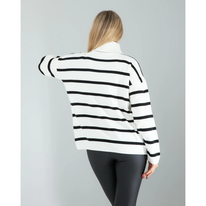 Beyaz Dik Yaka Çizgili Triko Kazak