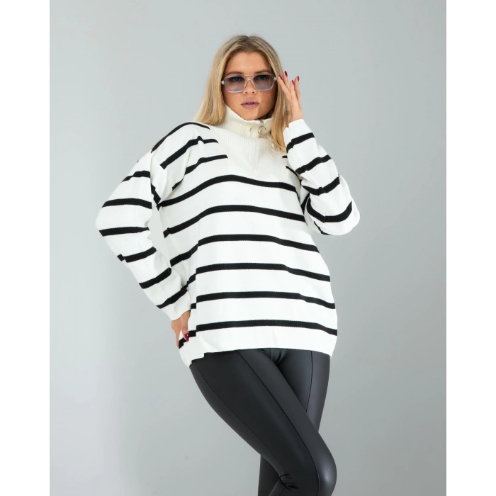 Beyaz Dik Yaka Çizgili Triko Kazak