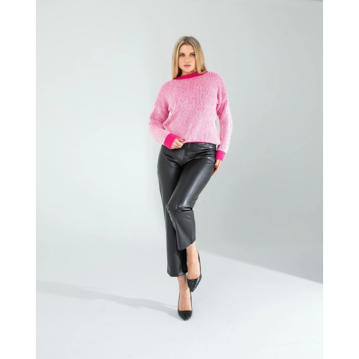 Pembe Çizgili Beyaz Yakalı Triko Kazak