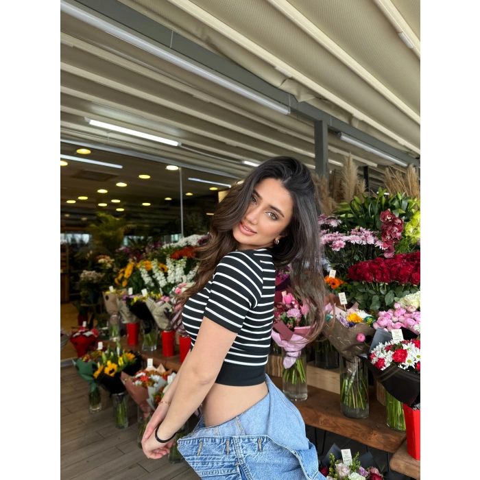 Siyah Çizgili Manşet Detay T-Shirt