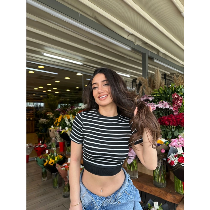 Siyah Çizgili Manşet Detay T-Shirt