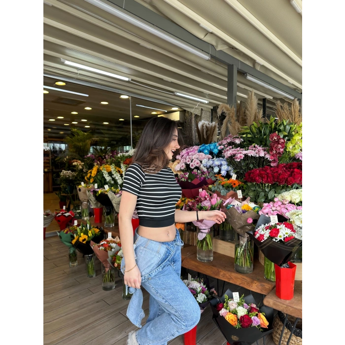 Siyah Çizgili Manşet Detay T-Shirt